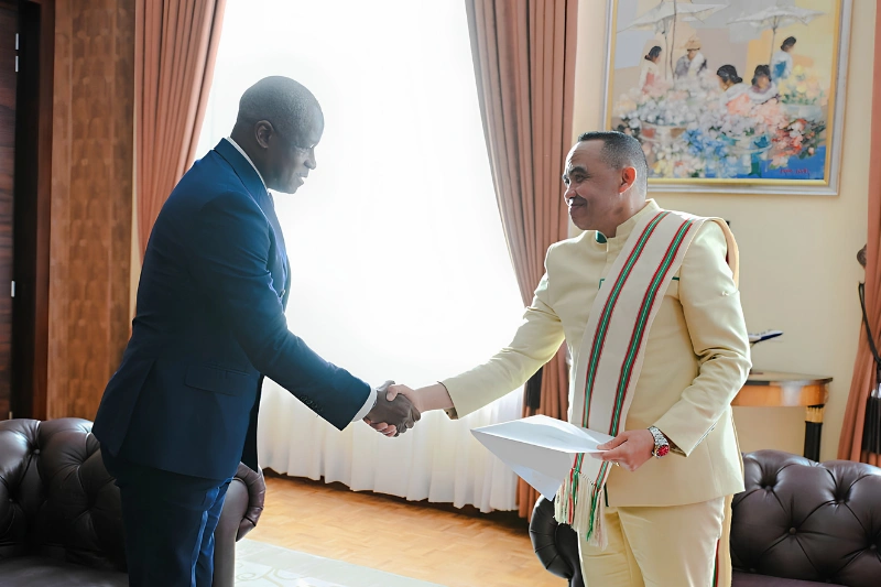 Hermann Immongault, vice-président du gouvernement gabonais et le colonel Michaël Randrianirina, président de la Refondation de Madagascar