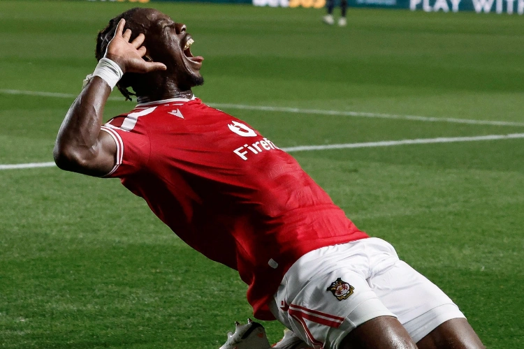 Football : costume inédit pour Ekomie, déjà essentiel à Wrexham