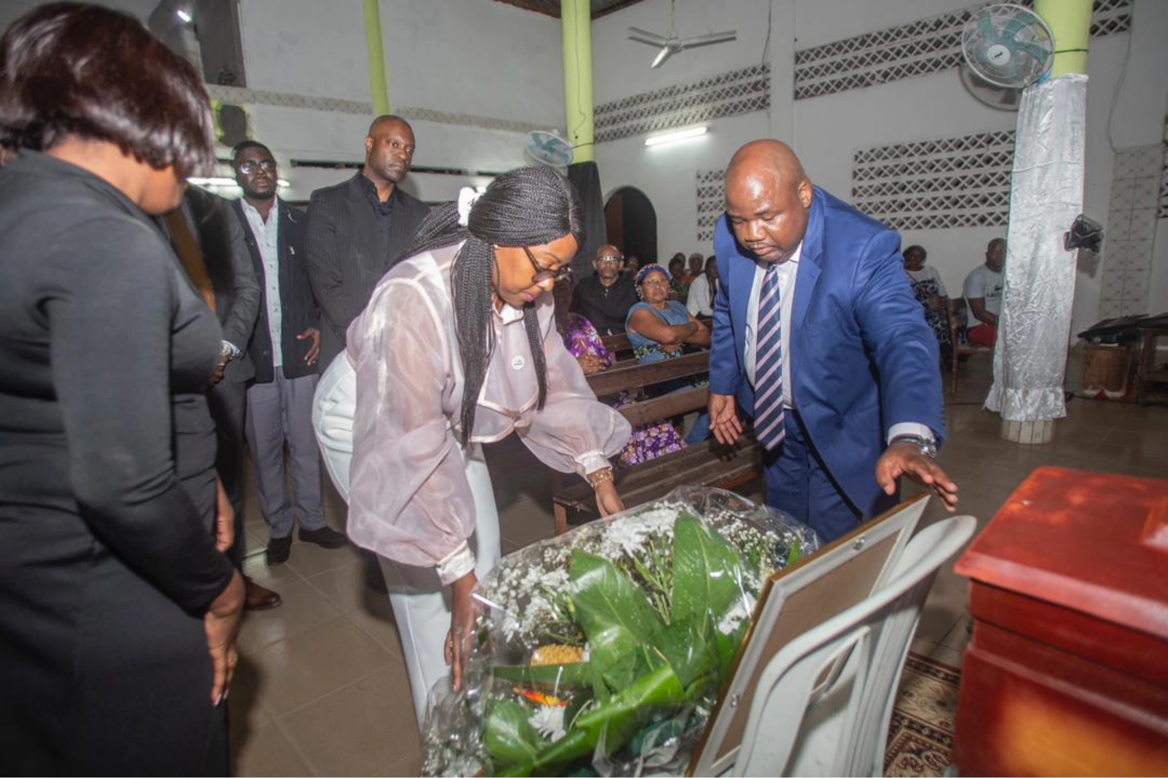 La ministre de la Communication et des Médias, Laurence NDONG, rendand un dernier hommage à Josiane Christelle Mbang Nguema © Malkolm Minkoh/L'Union