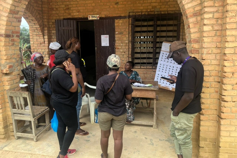 Des électeurs récupérant leurs cartes à l’école catholique des garçons