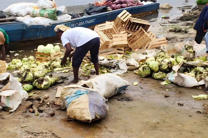 Des denrées alimentaires périssables, détériorées au port de Lambaréné.