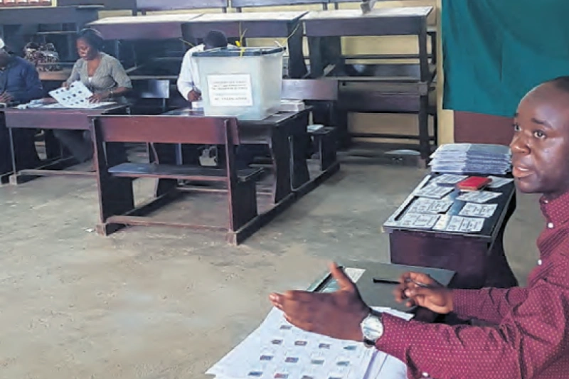 Une vue d’un bureau de vote de l’école publique de Ntoum 1.