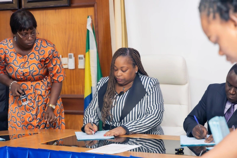 Signature de 943 fiches bleues au bénéfice des enseignants des Confessions Religieuses.