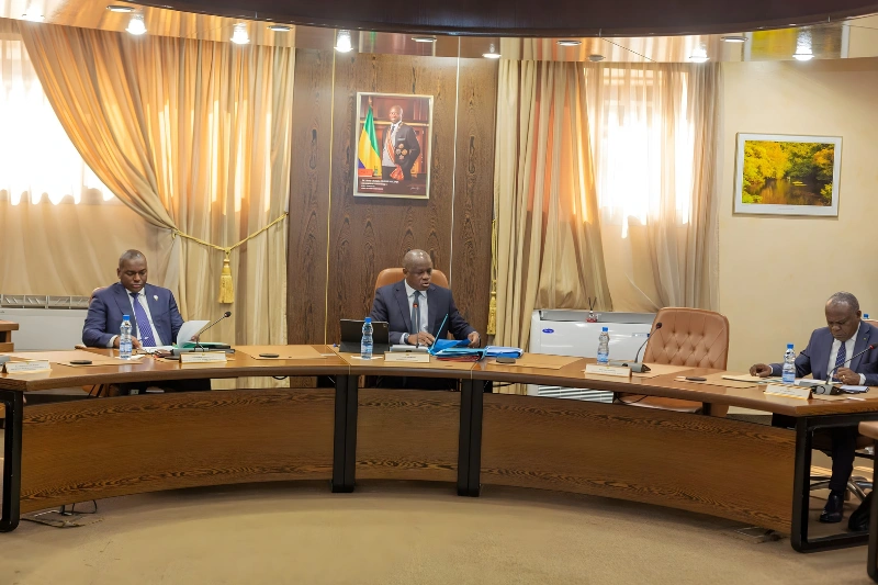 Ulrich Manfoumbi Manfoumbi, ministre des transports, Hermann Immongault, vice-président du gouvernement et Philippe TONANGOYE, ministre de l'accès universel à l'eau et à l'énergie