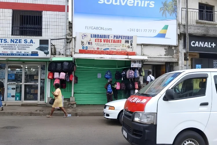 Quelques boutiques ont été placées sous scellés par la justice, à l’ancienne gare routière de Libreville.