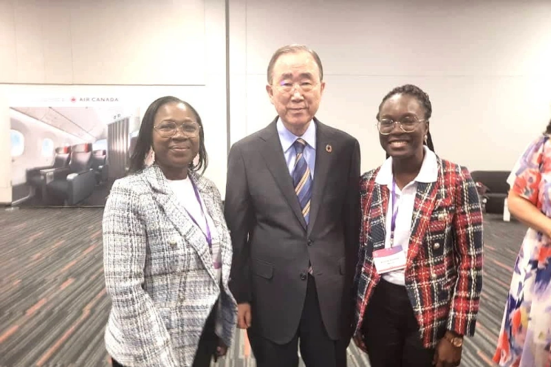 Marie Florentine Ndembet (g) et Ban Ki-moon au sommet international de l’écocitoyenneté à Montréal (Canada).