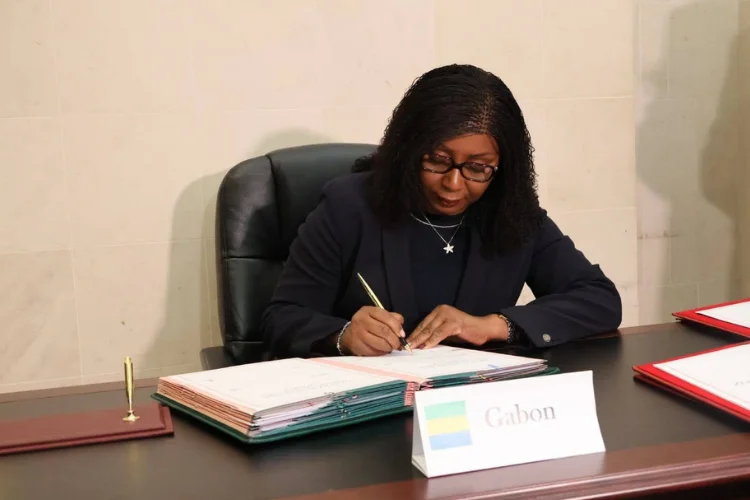 Marie-Édith Tassyla-Ye-Doumbeneny lors de la signature des traités à New York.