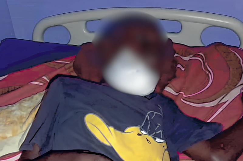 Le miraculé Trésor sur son lit d’hôpital