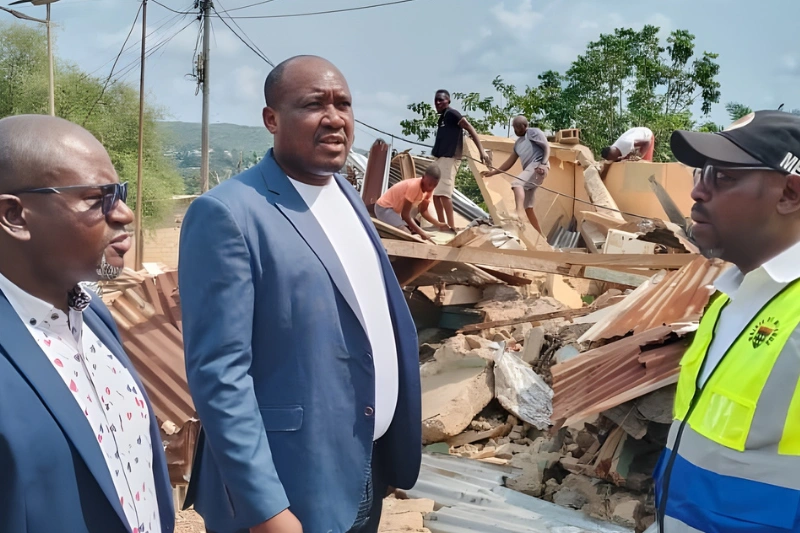 Moanda/Mairie: démolition entamée pour l'occupation anarchique de l' espace public.