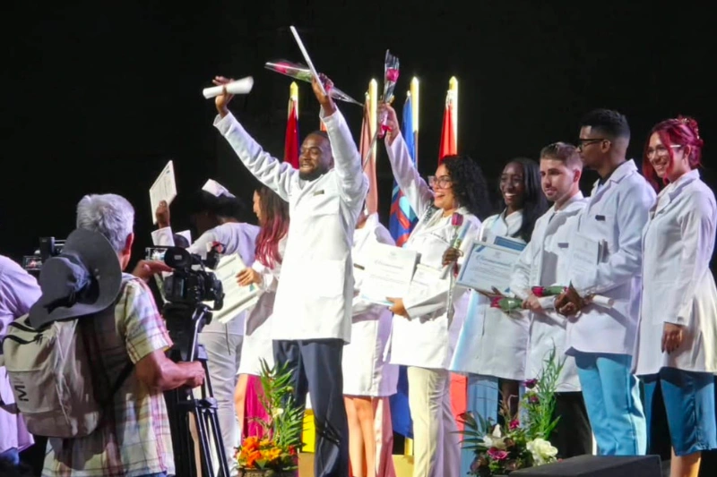 Santé : six jeunes médecins gabonais décrochent leur diplôme à Cuba