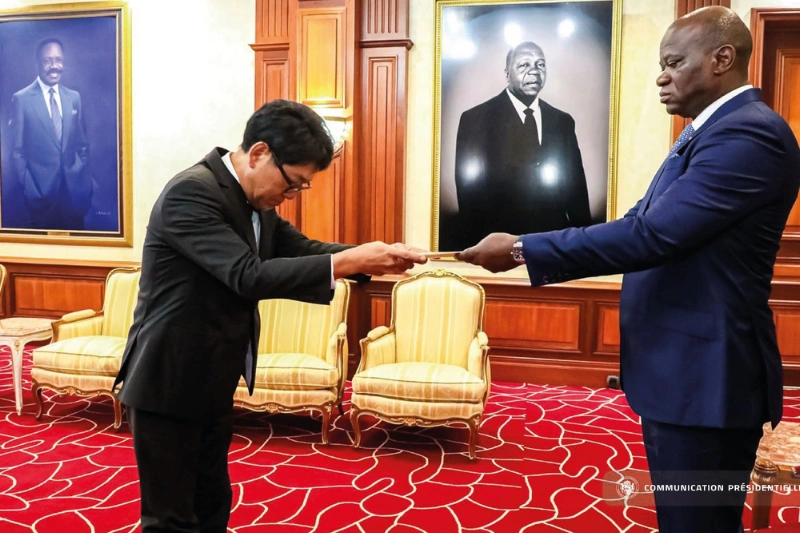 Brice Clotaire Oligui Nguema, président du Gabon et Ando Yoshio, ambassadeur du japon