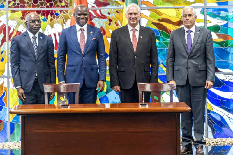 Parties gabonaise et cubaine au terme de la signature des accords.