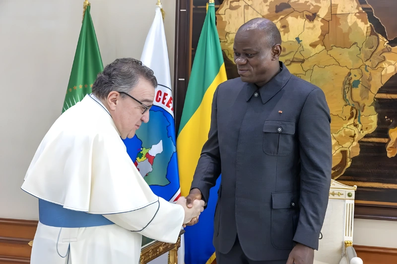 Oligui Nguema échange avec le Révérend Père Gilles Wach