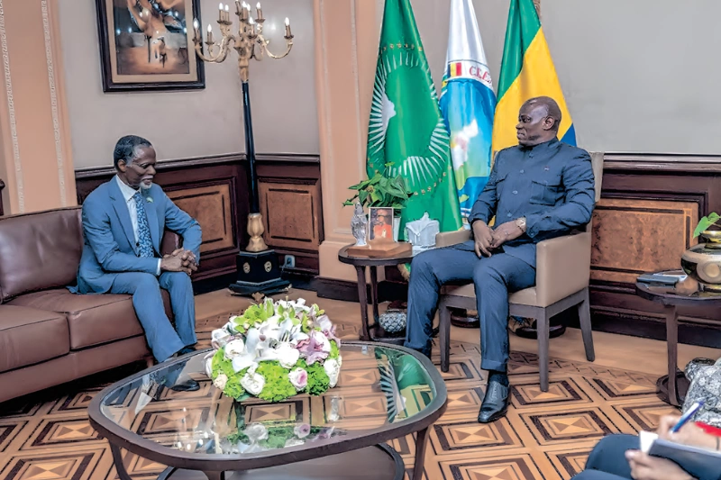 Brice Clotaire Oligui Nguema, président du Gabon et Parfait Onanga-Anyanga,  Représentant spécial par intérim du secrétaire général des Nations unies pour la sous-région et chef de Bureau régional des Nations unies pour l'Afrique centrale. 