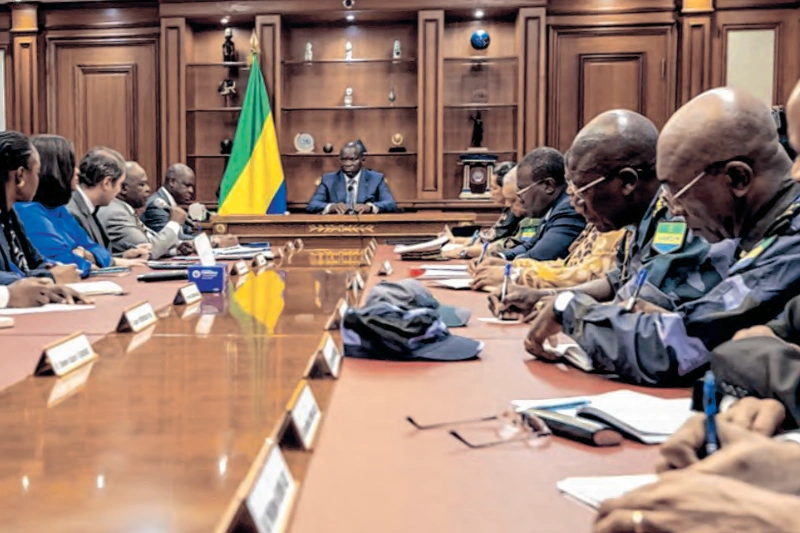 Brice Clotaire Oligui Nguema, président du Gabon, les responsables de la SEEG et de Suez