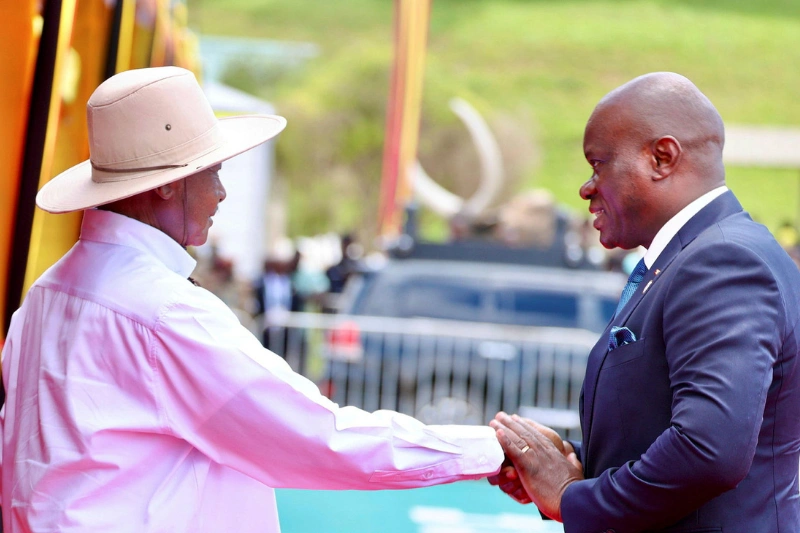 Brice Clotaire Oligui Nguema, président du Gabon et Yoweri Museveni, président de l'Ouganda
