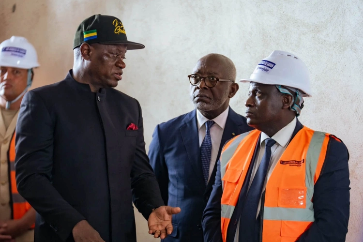 Brice Clotaire Oligui Nguema, président du Gabon en visite à l'Aciéries du Gabon