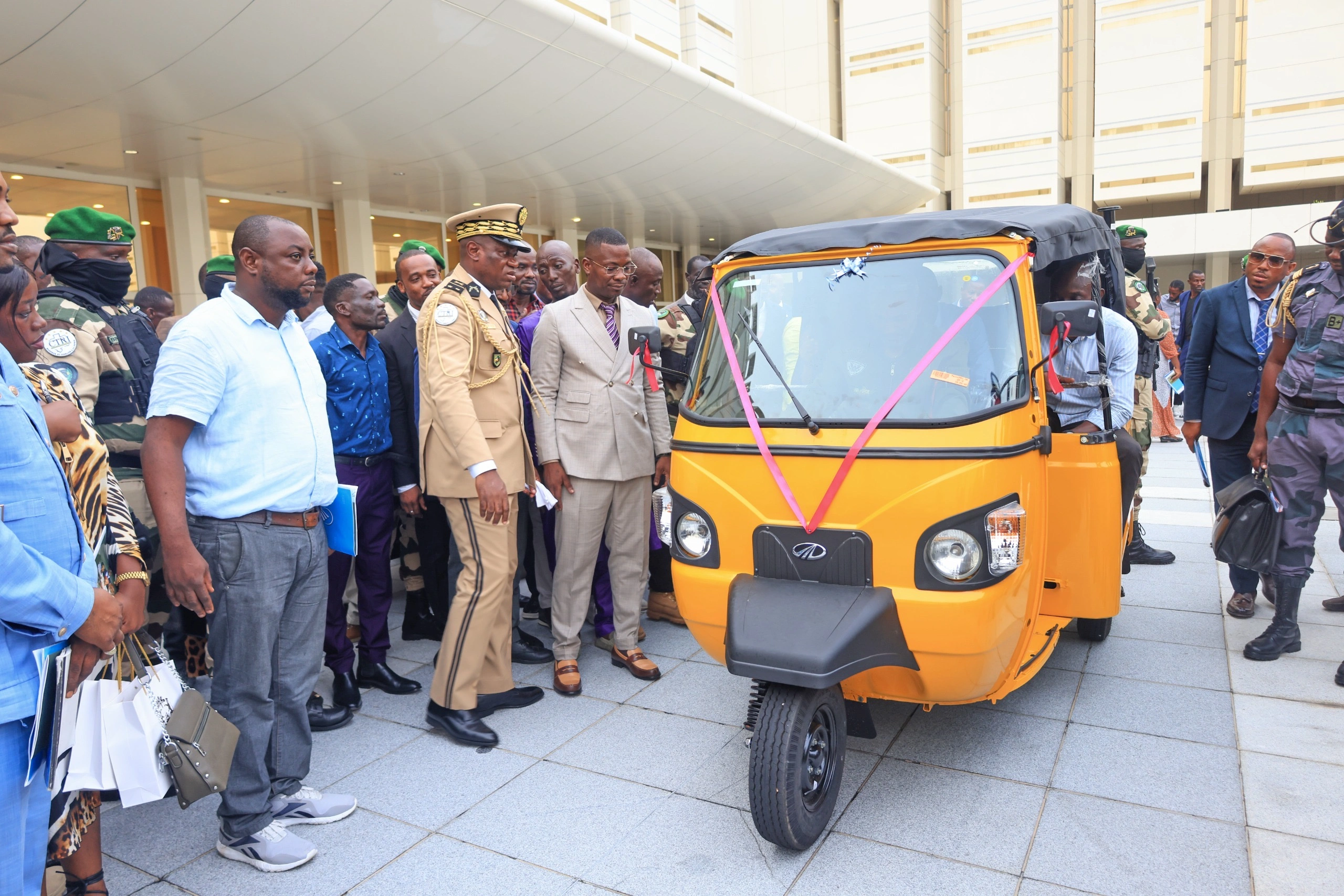 Oligui Nguema face à un tricycle. © DR