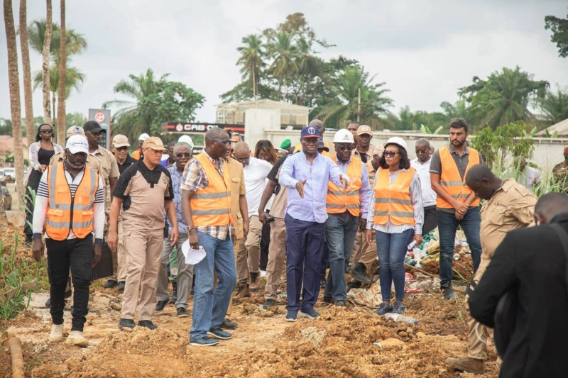 Brice Clotaire OLIGUI NGUEMA sur les chantiers des voiries. © DR