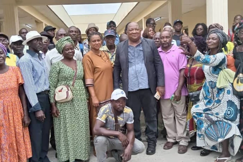 Photo de famille au terme des échanges à Omboué.