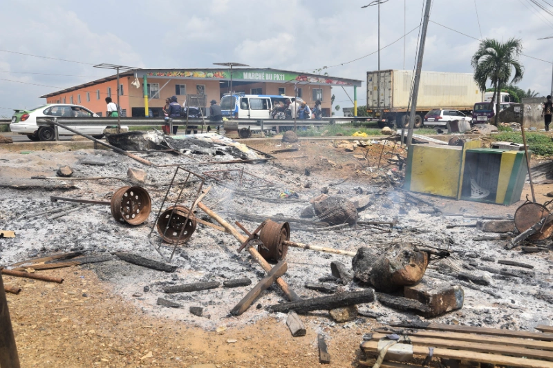 Libérez les trottoirs : la mairie détruit des étals au PK 11
