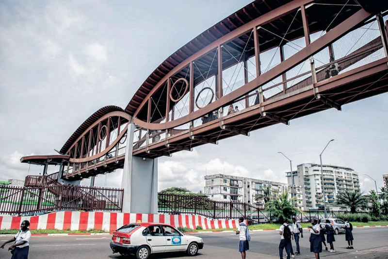 La passerelle du haut de laquelle l’élève en classe de première scientifique (1re S) au Lycée national Léon-Mba a sauté