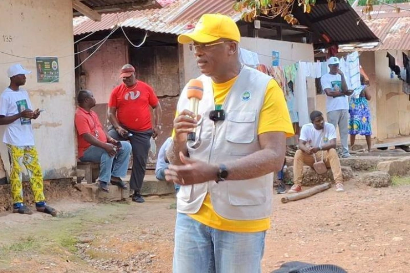  Paul-Marie Gondjout, ministre de la Communication, également candidat UDB