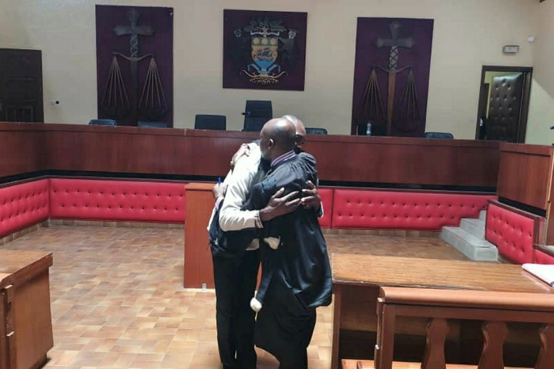 Accolade entre l’accusé et son avocat Me Élie Missou à l’annonce du verdict.