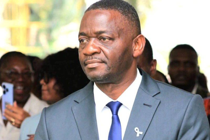 L’édile de Libreville, Pierre Mathieu Obame, particulièrement au pied du mur.