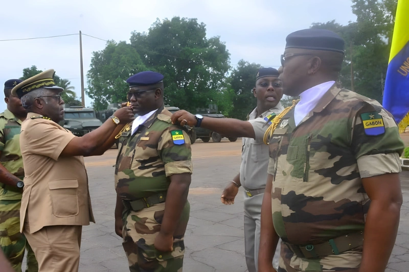 Oyem : les militaires promus reçoivent leurs nouveaux galons