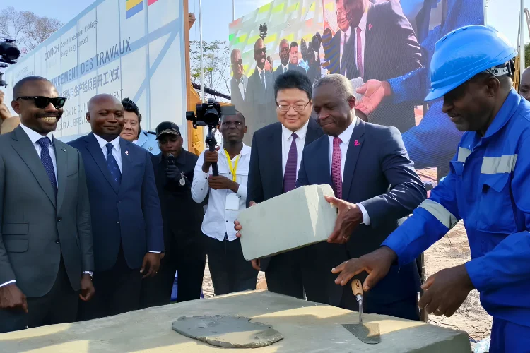 La pose de la première pierre de la nouvelle usine de clinker