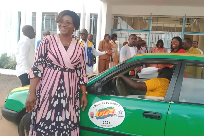 Mouila : lancement de la campagne de pose de vignettes sur les taxis