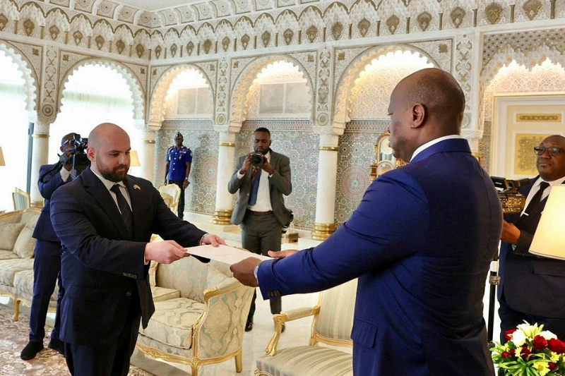 L’ambassadeur de la RCA, Rayan El Akhras, remettant ses lettres de créance au chef de l’Etat