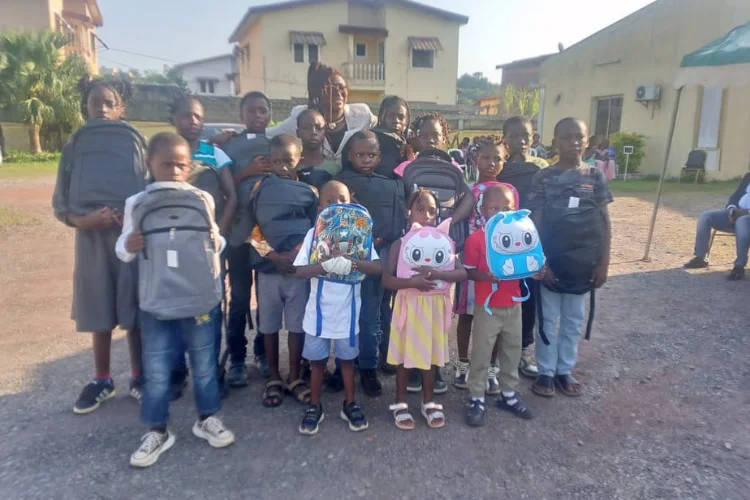 Franceville : des kits scolaires pour les enfants issus des familles démunies