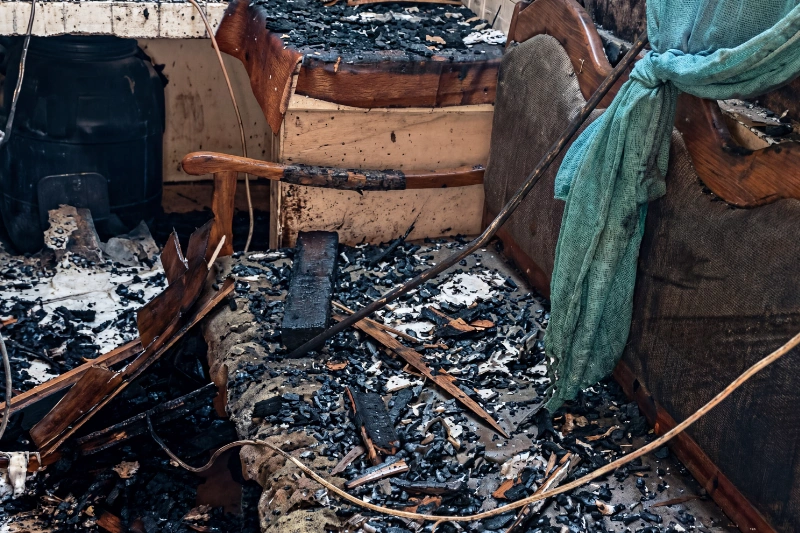 Ce qui reste du bâtiment ravagé par les flammes au Centre de santé de Tchibanga