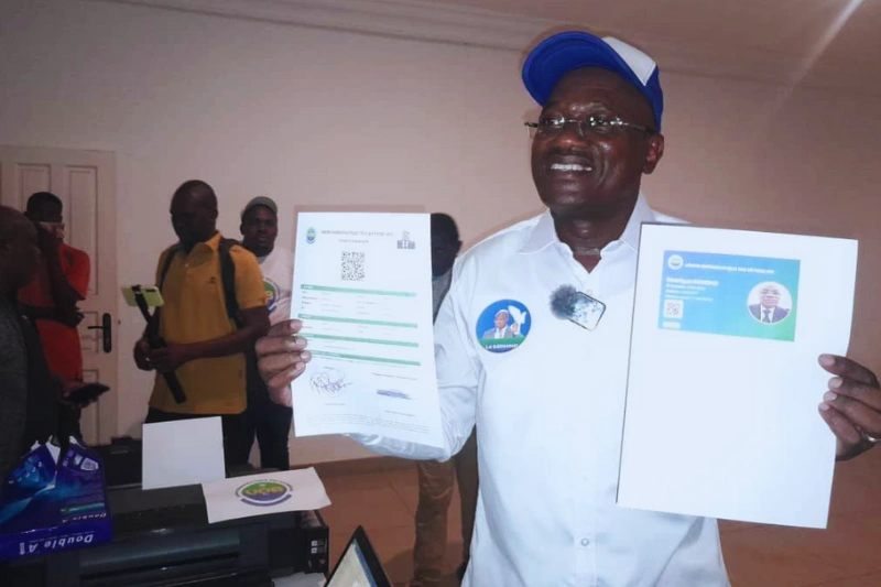 Le conseiller spécial Rodrigue Bokoko, premier à signer sa fiche d’adhésion. © DR