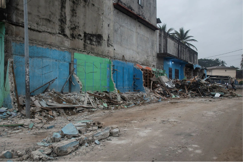 Une phase de l’opération de désencombrement hier dans la zone Peyrie-STFO à Libreville. ©  Minkoh Malkolm 