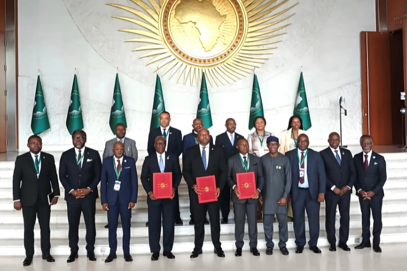 Les membres des deux délégations à l’issue de la signature de l’Accord à Addis-Abeba