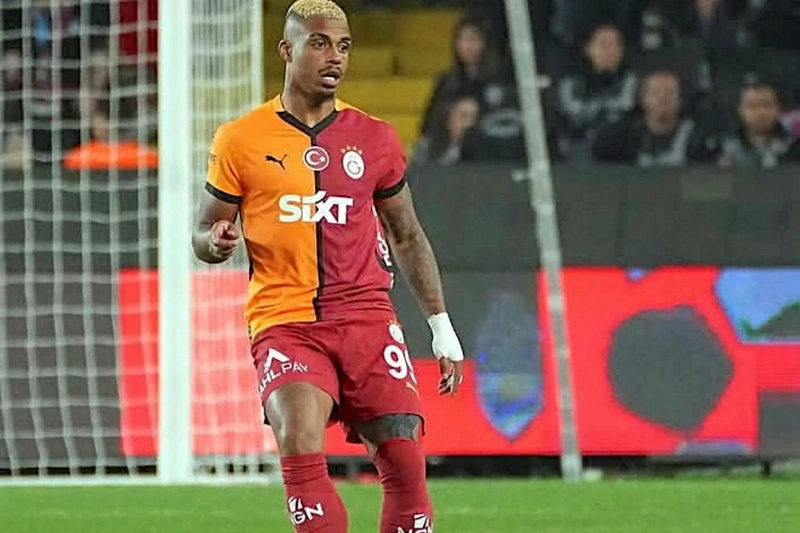 Mario Lemina, le milieu de terrain gabonais de Galatasaray, convoité par Al-Shabab. © DR