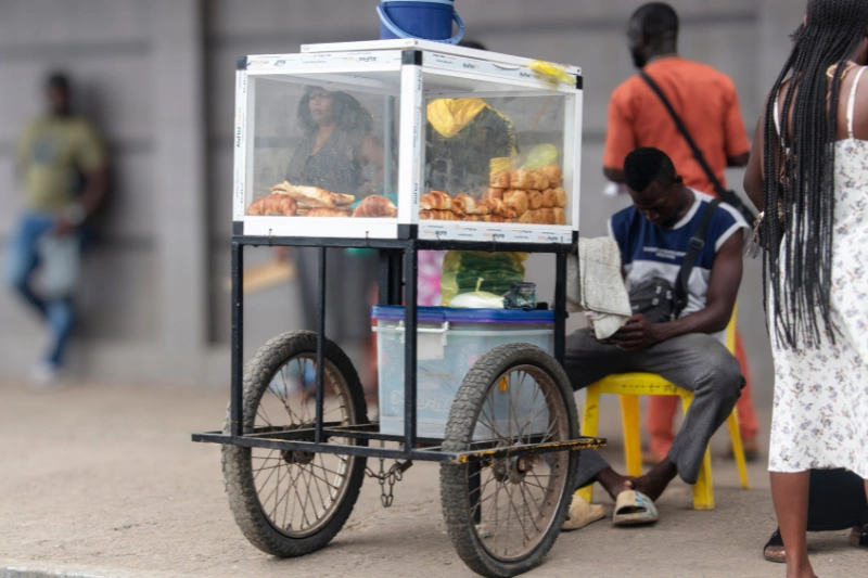 Un vendeur ambulant de gâteaux à la rue le 10 septembre 2025 au quartier Charbonnage