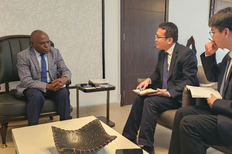 Philippe Tonangoye et  une délégation de la société CFHEC