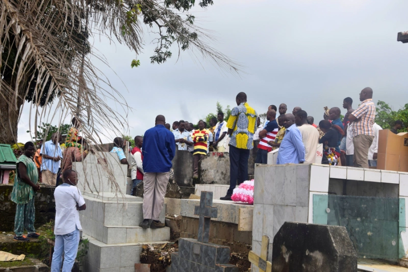 La commémoration de la fête de la Toussaint 2017 au cimetière de Lalala. Un tombeau dont la dalle a cédé du fait de l'usure.
