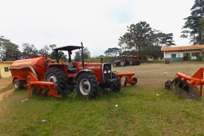 Les quatre tracteurs dans la cour du secteur agricole de Lébamba