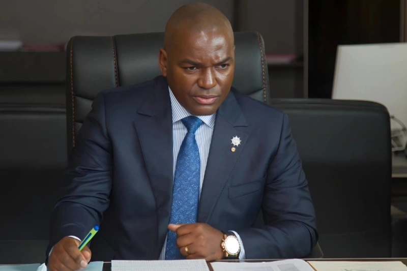 Ulrich Manfoumbi Manfoumbi maintenu ministre d’État des Transports