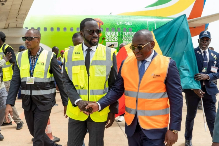Ulrich Manfoumbi Manfoumbi, ministre des transports et son homologue sénégalais Abdoul Ahad Ndiaye.