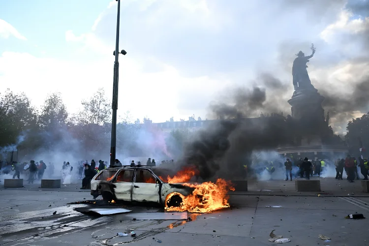 France : la manifestation contre la vie chère vire au chaos