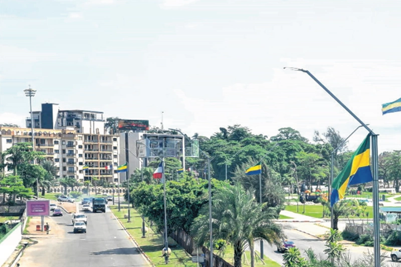 Libreville est parée aux couleurs du Gabon et de la France.