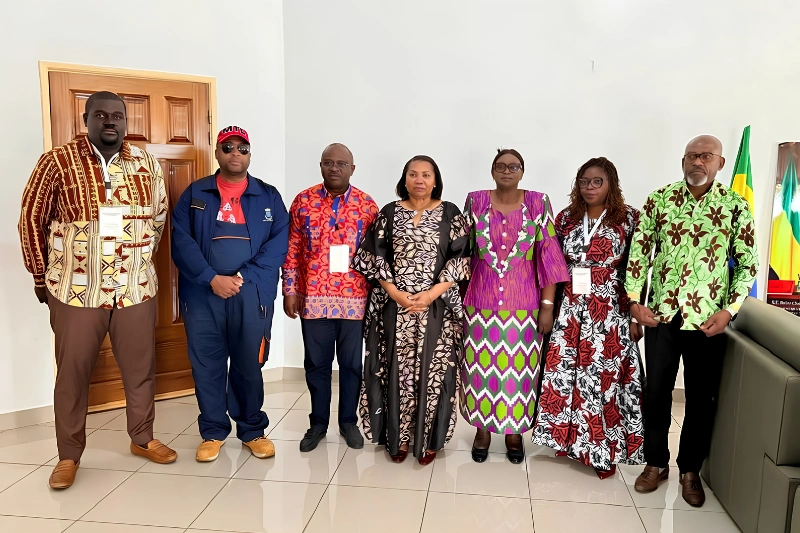 Photo de famille à l’issue de la rencontre avec la gouverneure de l’Ogooué-Maritime, Françoise Assengone Obame et le maire de Port-Gentil.