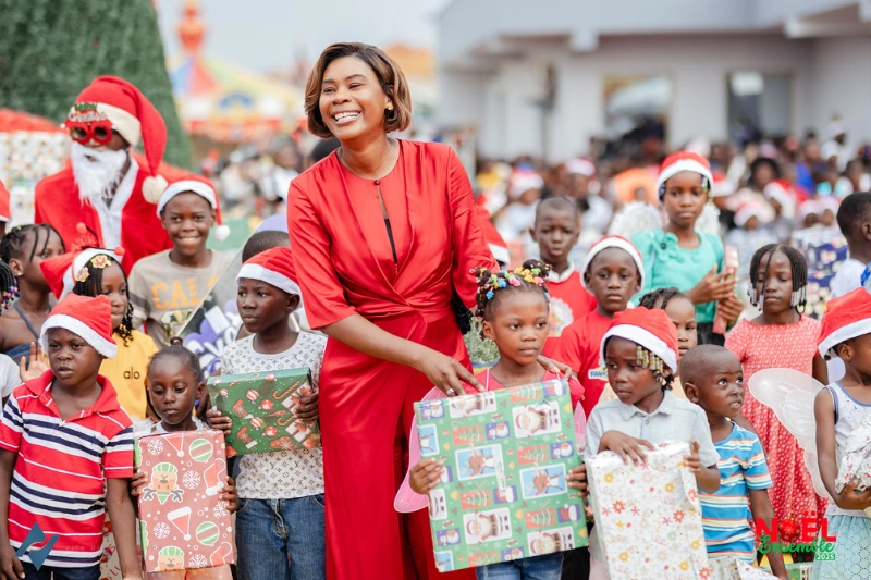 Franceville : la première dame illumine le Noël des enfants
