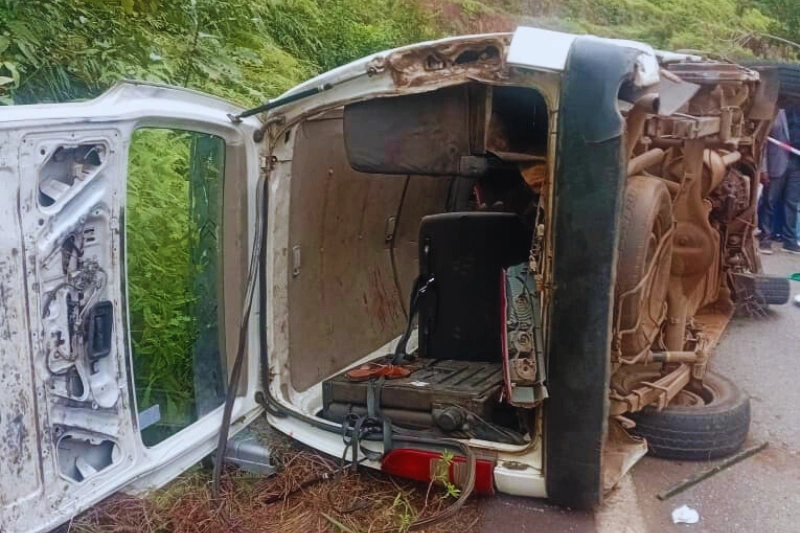 Le bus de type Hiace a fini sur le flanc gauche.